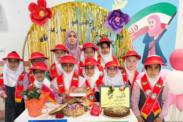 برگزاری آیین باشکوه روز دانش‌آموز در فیروزکوه؛ زنگ استکبارستیزی در این مدرسه طنین‌انداز شد
