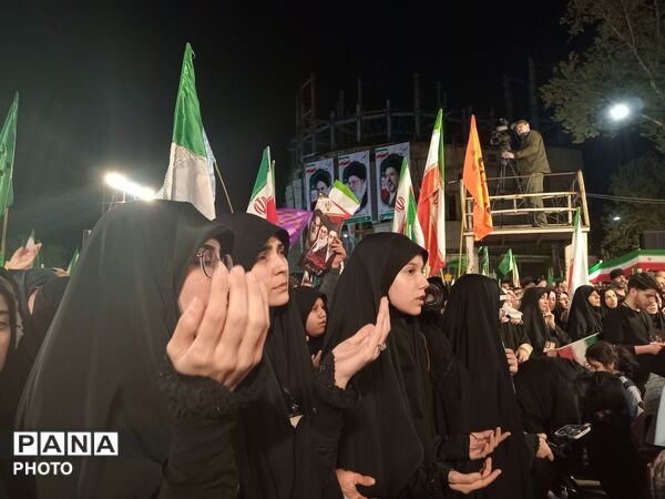 مردم گرگان همچنان در میدان های شهر 