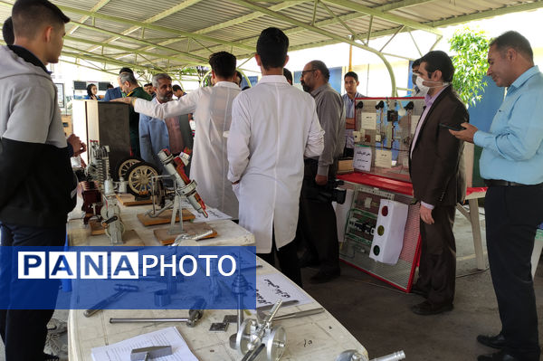 نمایشگاه آثار هنری هنرستان‌ها به‌مناسبت هفته مشاغل 