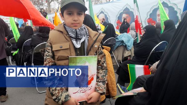 دانش‌آموزان البرزی جشن پیروزی انقلاب را در ۲۲ بهمن باشکوه رقم زدند