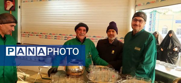 حضور خادمان اصفهانی در چایخانه امام رضا«ع» مشهد
