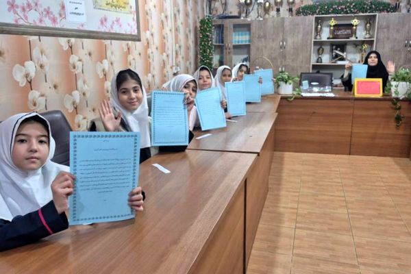 اولین جلسه شورای دانش‌آموزی با همراهی مدیر مدرسه هدی۱ 