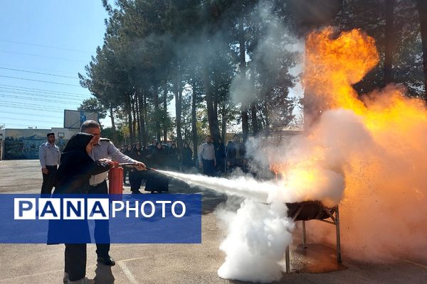 گرامیداشت مقام آتش‌نشان در دبیرستان نمونه دولتی شهیدی باقرشهر 