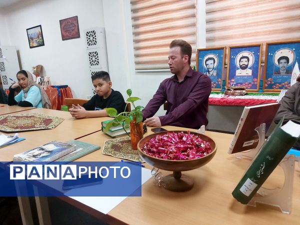 گردهمایی هنرمندان به مناسبت بزرگداشت استاد شهریار در شهرستان حاجی آباد