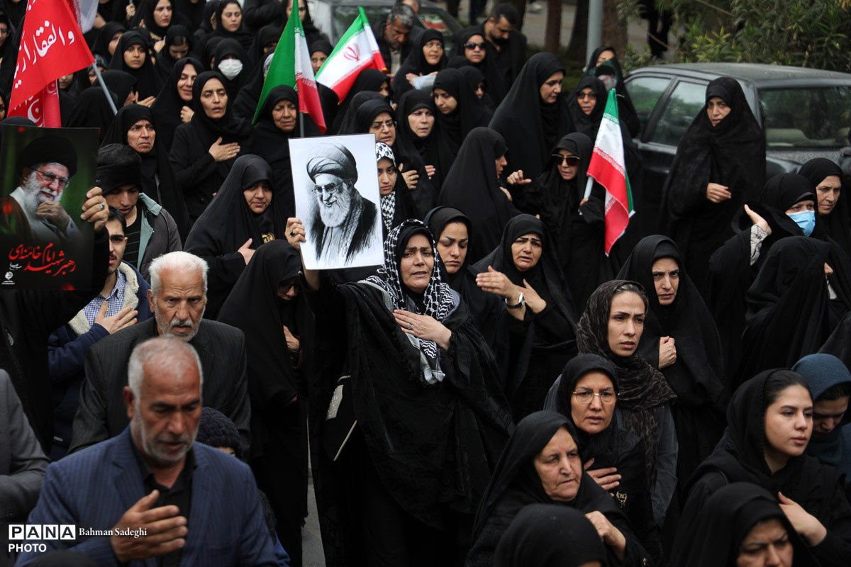 پیکر مطهر رهبر شهید انقلاب اسلامی در حرم مطهر رضوی به خاک سپرده می‌شود
