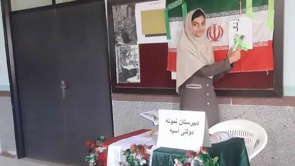 آذین‌بندی دهه فجر و نواخته شدن زنگ انقلاب در دبیرستان حضرت آسیه(س) حاجی‌آباد