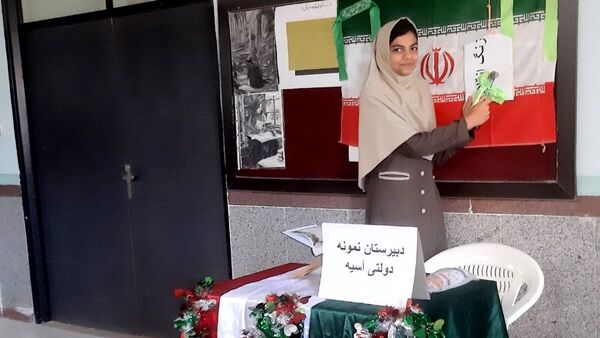 آذین‌بندی دهه فجر و نواخته شدن زنگ انقلاب در دبیرستان حضرت آسیه(س) حاجی‌آباد