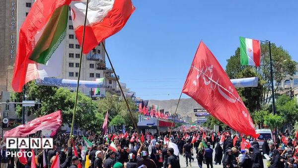 تجمع باشکوه مردم در مشهد؛ وداعی پرشور در آیین تشییع رهبر