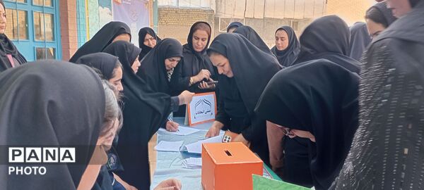 انتخابات انجمن اولیا در دبیرستان نمونه شهید مهناز کائیدی