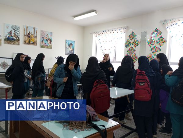بازدید دبیرستان خدیجه شهرستان شیروان از هنرستان‌های حضرت معصومه(س)، محمودیه وگوهرشاد همزمان با هفته آشنایی با مشاغل