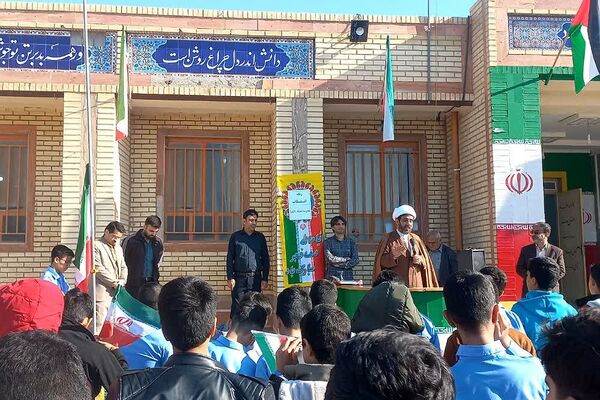 زنگ انقلاب در سعدآباد 