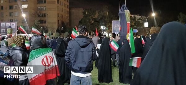 حضور هرشب مردم ساوجبلاغ در میدان شهرداری برای دفاع و حمایت از کشورشان