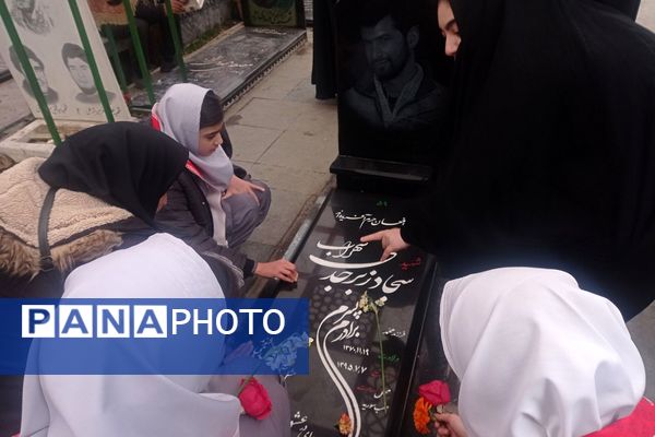 تجدید میثاق دانش‌آموزان پیشتاز ناحیه دو شهرری با امام و شهدا 