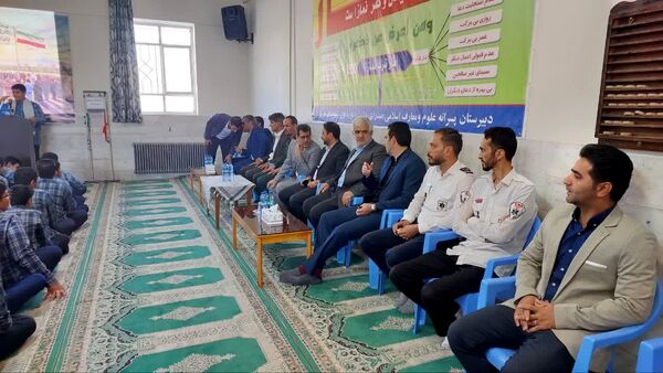 مراسم هفته گرامیداشت پدافند غیرعامل در دبیرستان دور اول صدرا مهریز