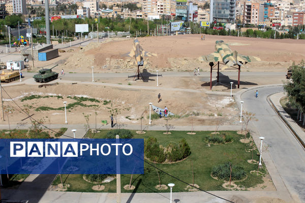 حضور گردشگران روز طبیعت در محوطه باغ‌موزه دفاع مقدس قم