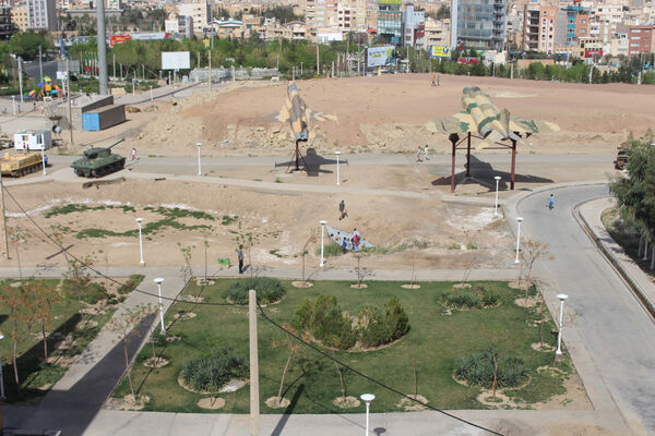 حضور گردشگران روز طبیعت در محوطه باغ‌موزه دفاع مقدس قم