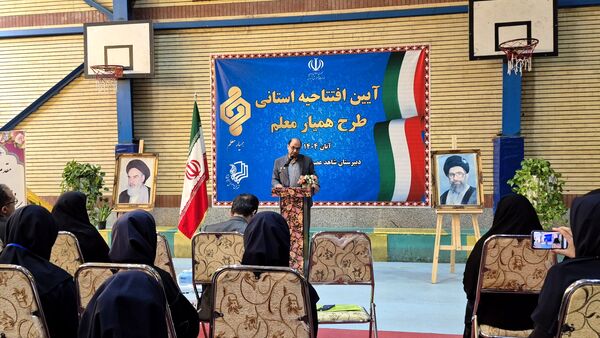 آیین متمرکز استانی طرح «همیار معلم» در دبیرستان شاهد عصمت ناحیه ۳ کرج