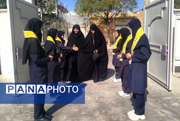 مراسم تقدیر از دانش آموزان فعال در پروژه مهر در دبیرستان دخترانه حضرت زینب (س)