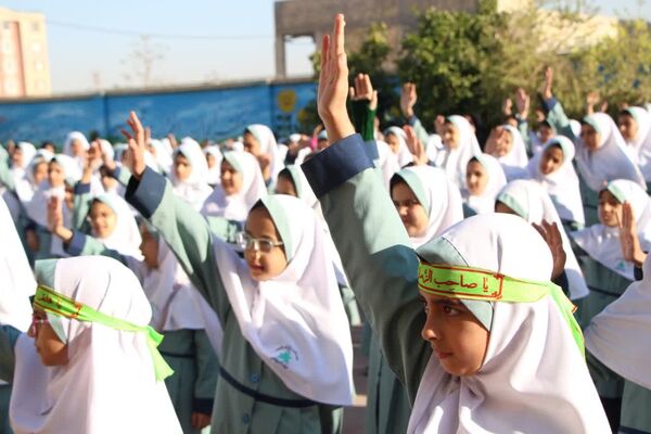 مراسم صبحگاه مهدوی در مدرسه شاهد نیک‌اندیشان