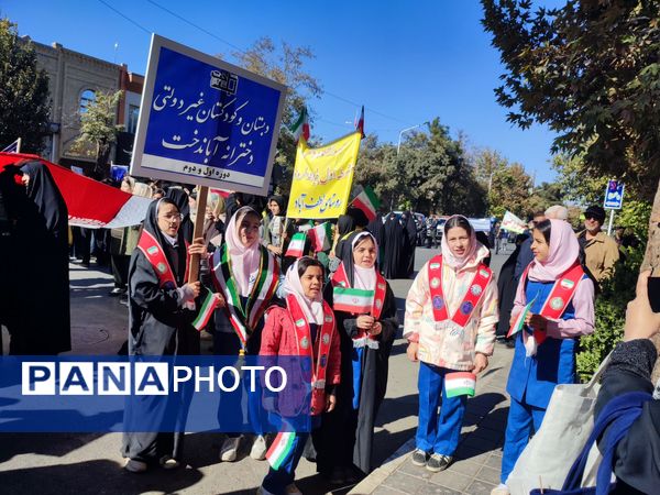 حضور پر شور دانش آموزان نیشابوری در راهپیمایی ١٣ آبان