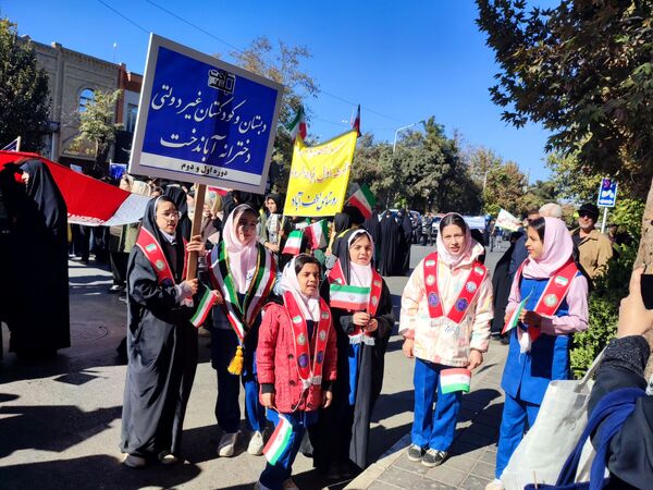 حضور پر شور دانش آموزان نیشابوری در راهپیمایی ١٣ آبان