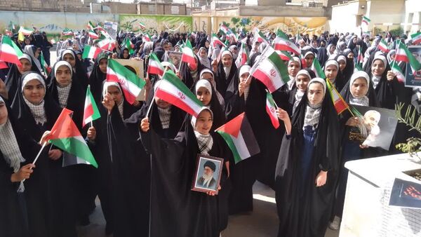 نواخته شدن زنگ نمادین  مشق همدلی در دبیرستان دخترانه بهارآزادی و پسرانه شاهد فاضل فلاورجان 