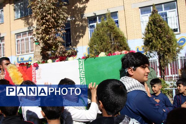 عطر شهادت در کلاس درس؛ دانش‌آموزان سامان میزبان پیکر پاک شهید گمنام شدند