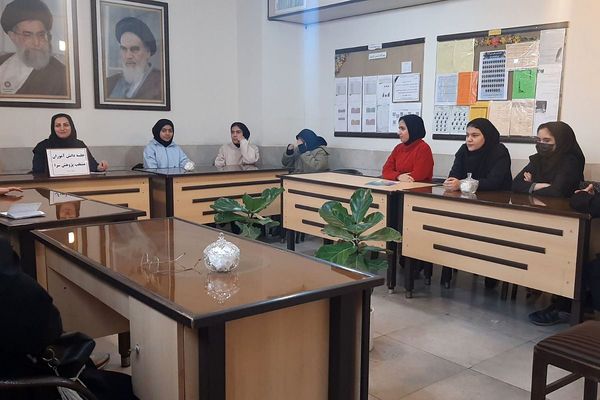 جلسه مدیر با دانش آموزان منتخب پژوهشسرا در دبیرستان شهدای هسته ای قرچک