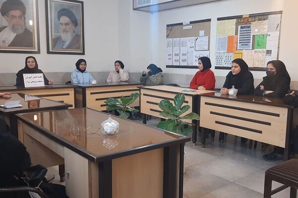 جلسه مدیر با دانش آموزان منتخب پژوهشسرا در دبیرستان شهدای هسته ای قرچک