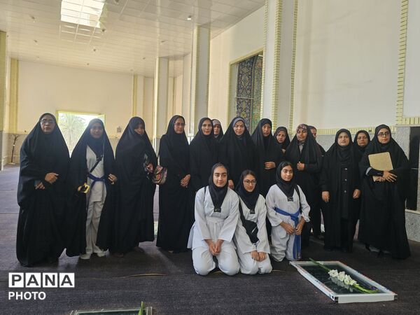 غبارروبی و عطرافشانی گلزار شهدا به مناسبت هفته دفاع مقدس