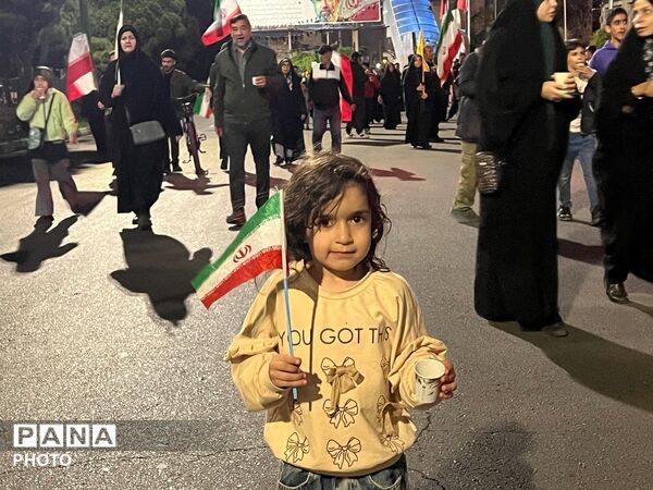 حضور دختران انقلابی در چهل و نهمین شب بیعت با رهبری