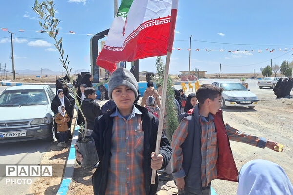 کاشت نهال بیاد شهدای دبستان شجره طیبه میناب در ایزدخواست
