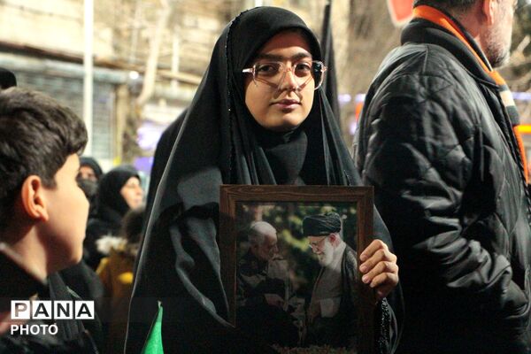 حضور جمعیت گسترده مردمی در یادبود شهادت امام خامنه‌ای
