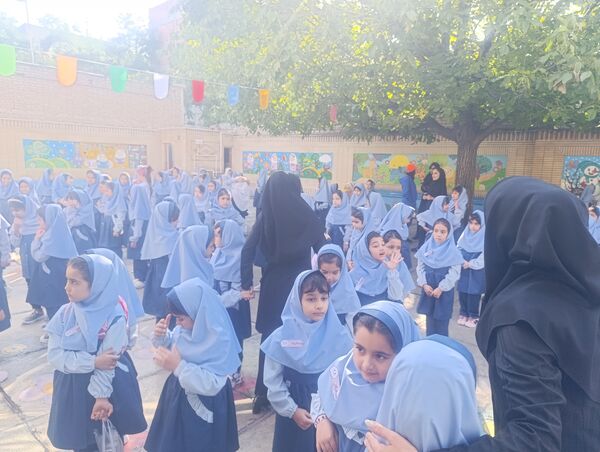 زنگ آغاز مهر در دبستان دخترانه مهر و ماه آشخانه 