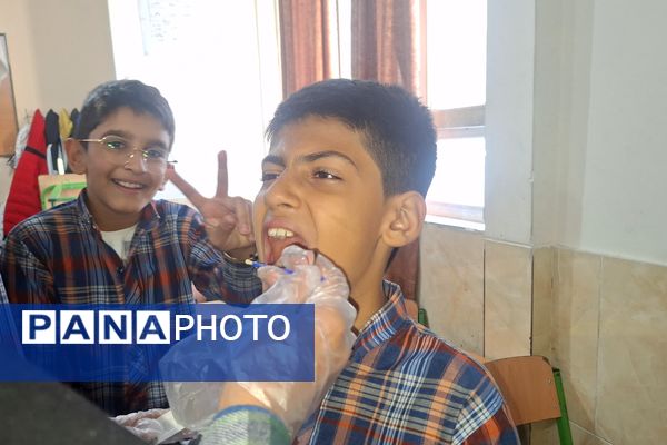 اجرای طرح وارنیش فلوراید در آموزشگاه معارف ۶ شیراز