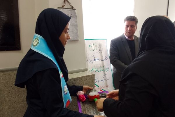 زنگ انقلاب در مدرسه بنت‌الهدی صدر با حضور مسئولین نواخته شد 