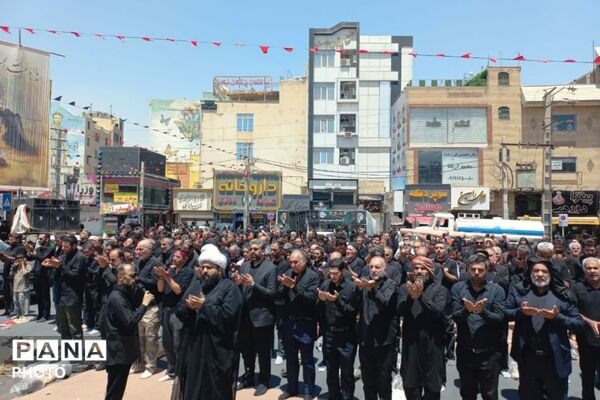 نماز ظهر عاشورا در میدان امام خامنه‌ای