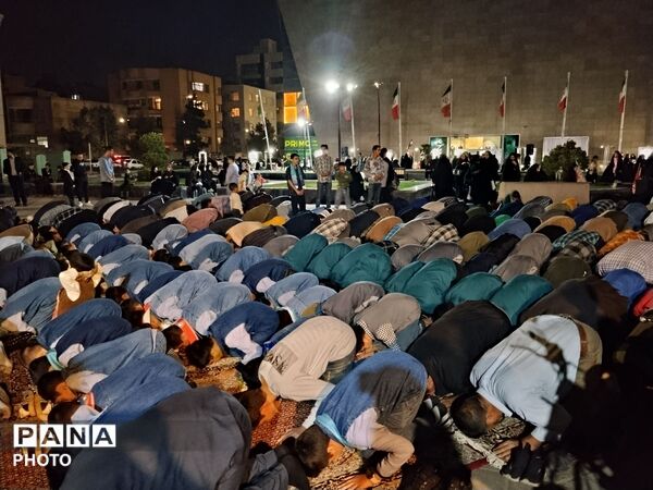 نماز جماعت بزرگ دانش‌آموزان مشهدی همزمان با اجلاس سراسری نماز 