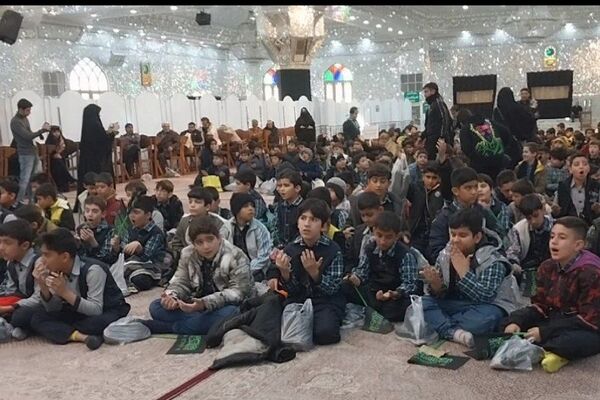 حضور دانش‌آموزان دبستان قلنبر ناحیه 2 شهرری در مراسم نوگلان فاطمی 