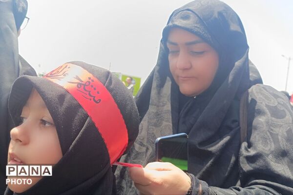 اجرای گروه سرود ریحانه‌الحسین پردیس در مراسم تشییع  رهبر شهید