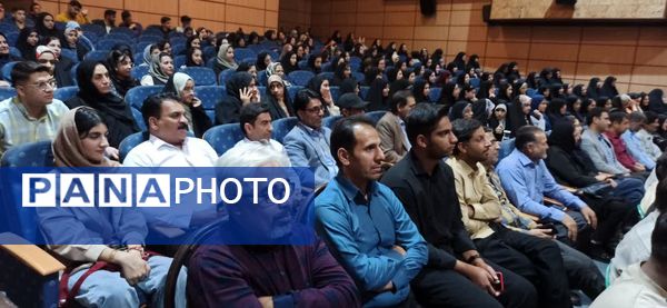 تجلیل از رتبه‌های برتر کنکور در بم