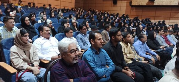 تجلیل از رتبه‌های برتر کنکور در بم