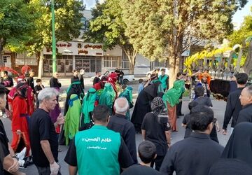 حضور گسترده عزاداران در مراسم معنوی عصر عاشورای حسینی