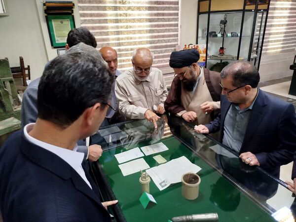 بازدید فرماندار کاشمر از موزه دفاع مقدس در زیارتگاه شهید مدرس(ره)
