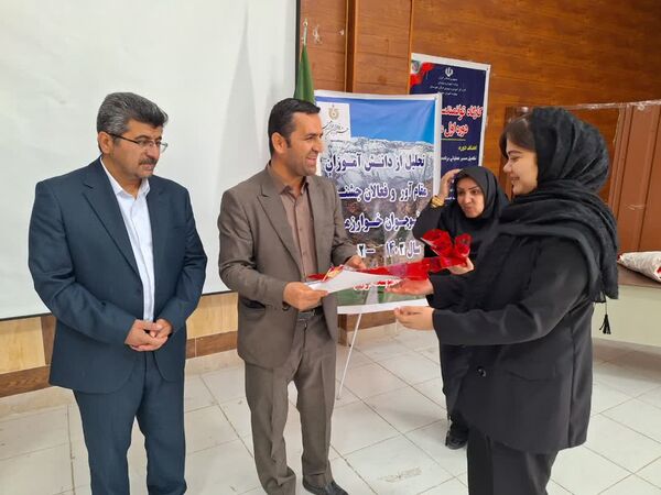 تجلیل از دانش‌آموزان مقام آور و فعالان جشنواره نوجوان خوارزمی