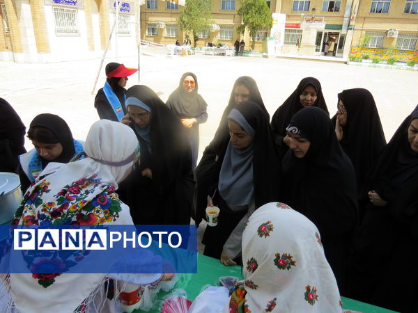 بازدید مشاور وزیر آموزش و پرورش در امور زنان از دست‌سازه‌های دانش‌آموزان دبیرستان 22 بجنورد