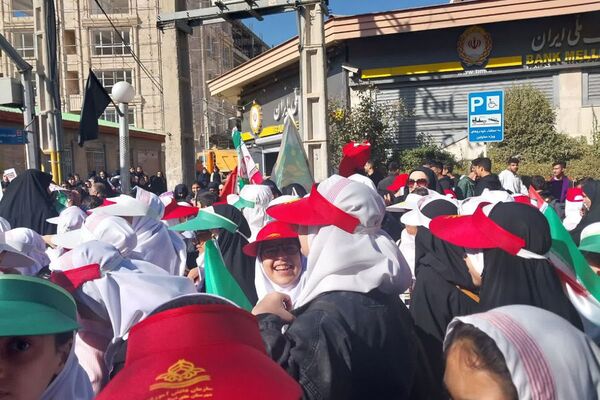 دانش‌آموزان با پرچم یا زهرا بر استکبار تاختند