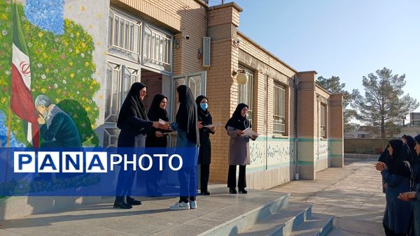 تجلیل از نمرات 20 امتحان نهایی و ممتازان علمی و پرورشی در جشن بیست دبیرستان خاتم الانبیا (ص)