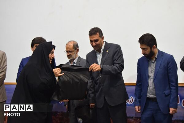 تجلیل از مدیران ۴۰ سال آموزش و پرورش اردکان
