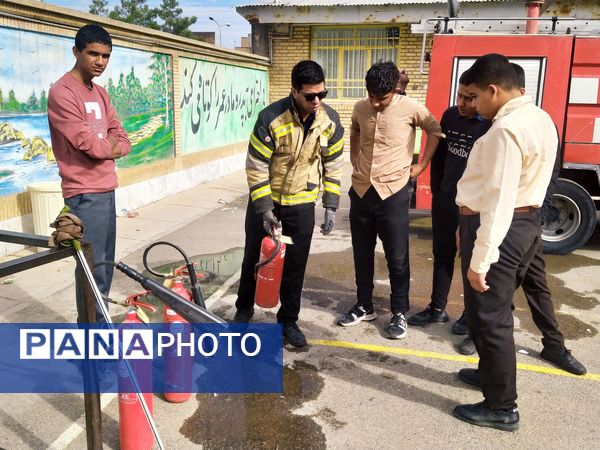 حضور آتش‌نشانان در دبیرستان میثاق کاشمر
